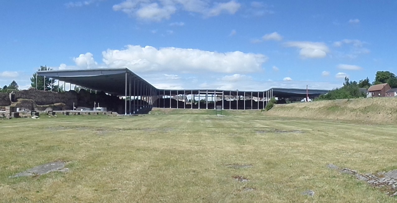 Forum Antique de Bavay, Panoramique sur le crypto portique et son toit.