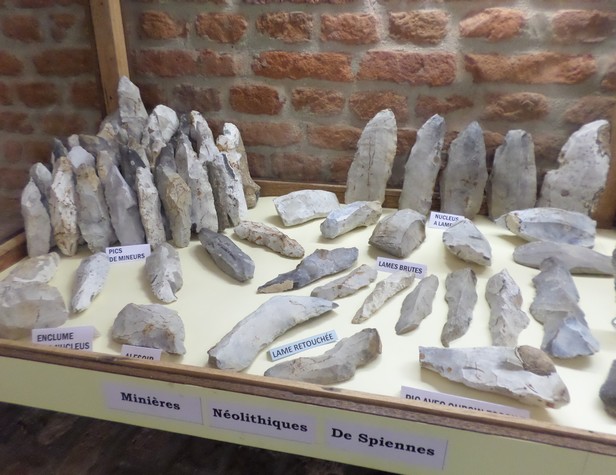Musée des Évolutions à Bousies, outils en silex.