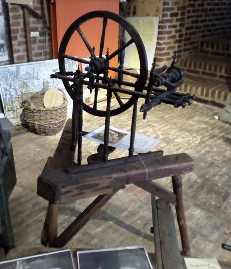Musée des Evolutions à Bousies. Outillages. Rouet.