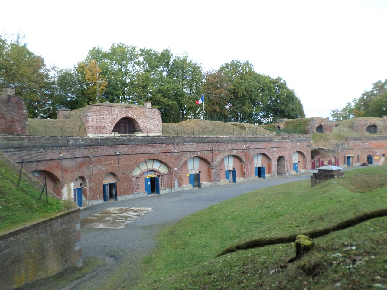 La cour du fort Leveau à Feignies