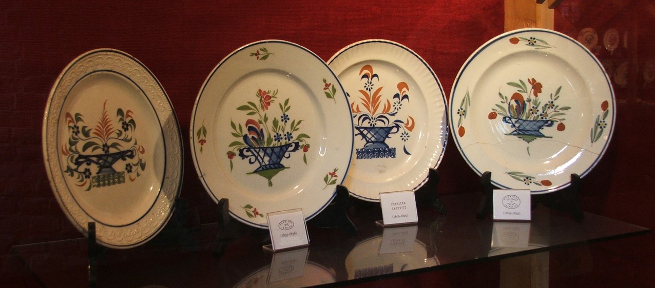 Collection de faïences, Musée de la Faïence et de la Poterie à Ferrière la Petite. Cour des potiers.