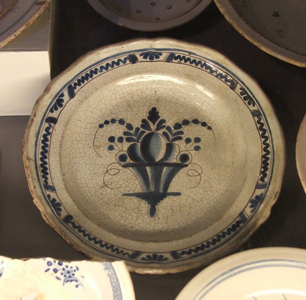 Musée de la Faïence et de la Poterie à Ferrière la Petite. Assiette en grès bleu. Cour des potiers.