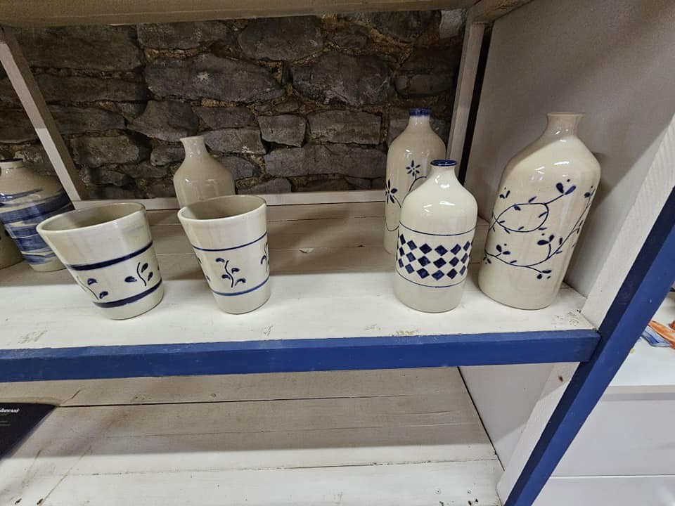 Musée de la Faïence et de la Poterie à Ferrière la Petite.La boutique