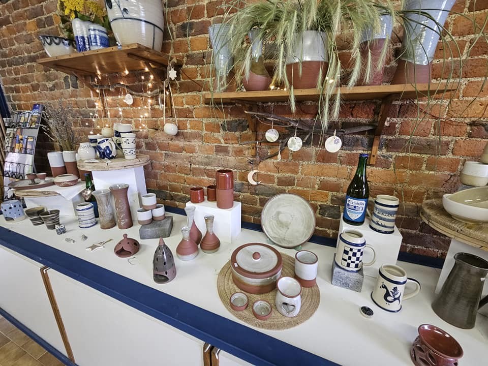 Musée de la Faïence et de la Poterie à Ferrière la Petite.La boutique