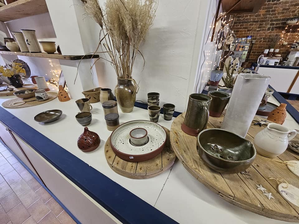 Musée de la Faïence et de la Poterie à Ferrière la Petite.La boutique