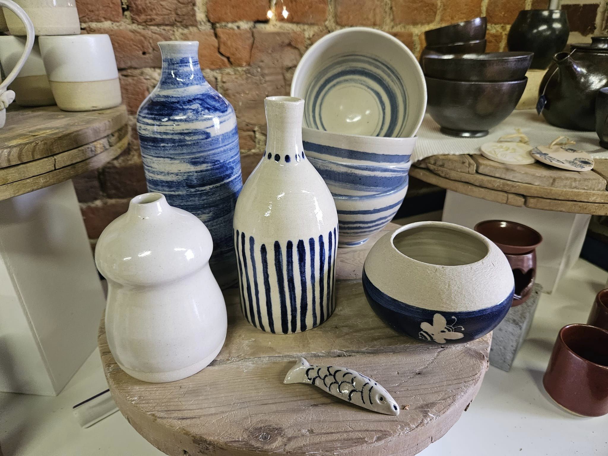 Musée de la Faïence et de la Poterie à Ferrière la Petite.La boutique