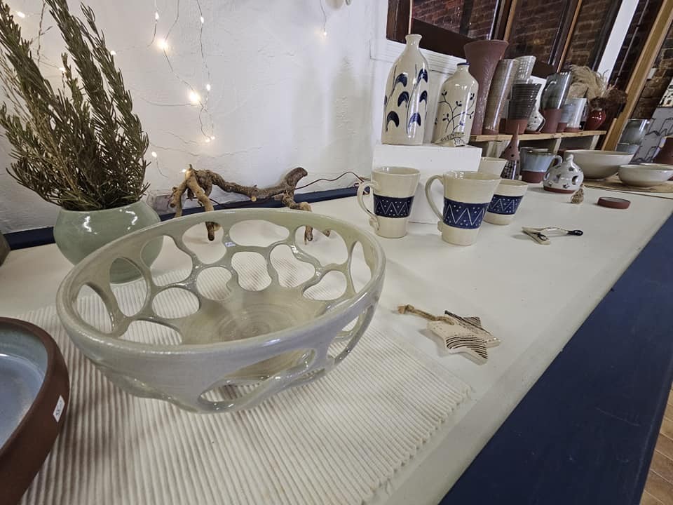 Musée de la Faïence et de la Poterie à Ferrière la Petite.La boutique