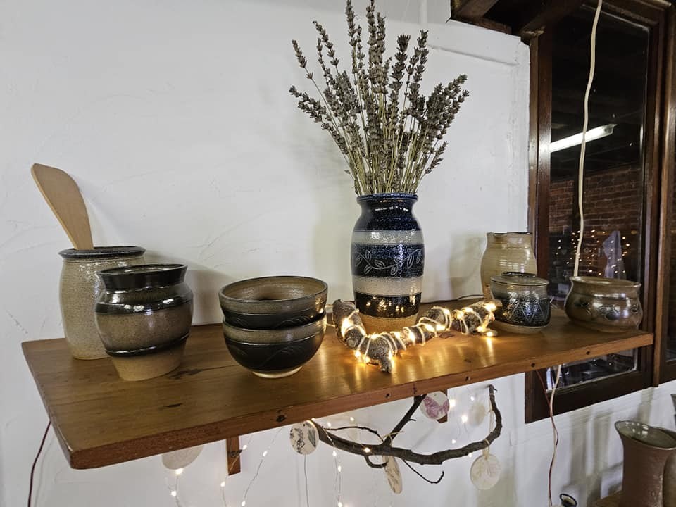 Musée de la Faïence et de la Poterie à Ferrière la Petite.La boutique