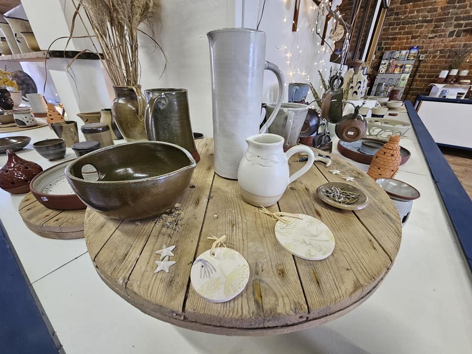 Musée de la Faïence et de la Poterie à Ferrière la Petite.La boutique