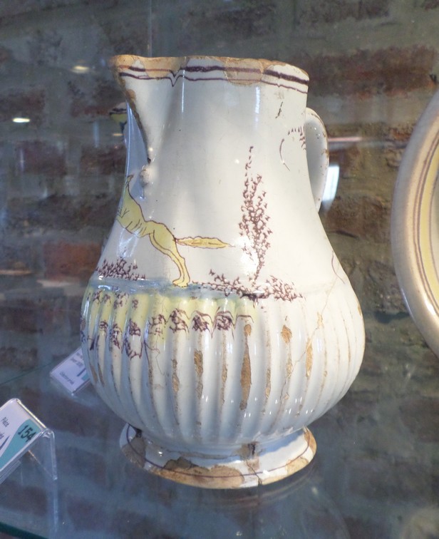 Musée de la Faïence et de la Poterie à Ferrière la Petite. Pichet ancien. Cour des potiers.