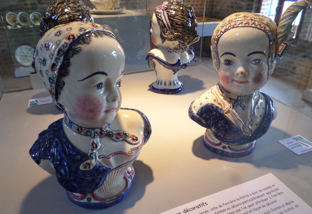 Musée de la Faïence et de la Poterie à Ferrière la Petite. Bustes décoratif en faïence. Cour des potiers.