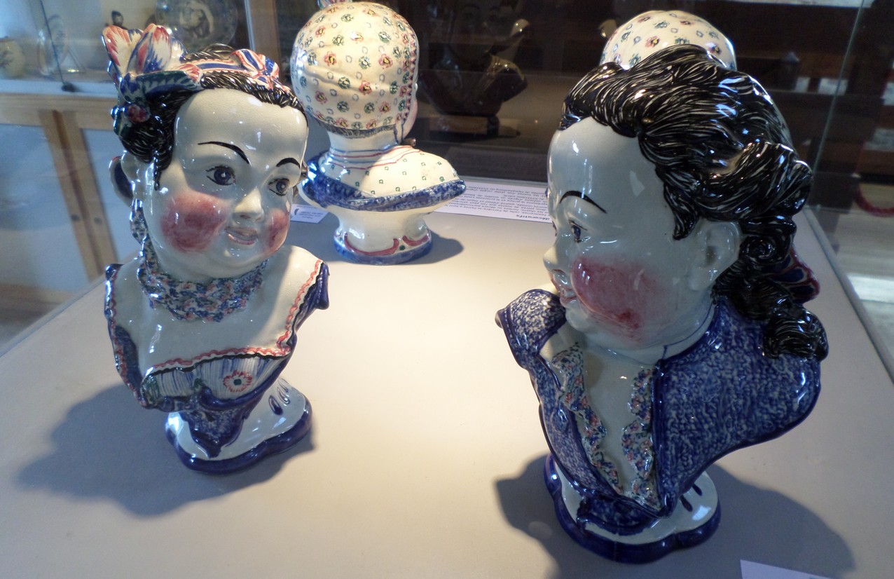 Musée de la Faïence et de la Poterie à Ferrière la Petite.Bustes décoratif en faïence. Cour des potiers.