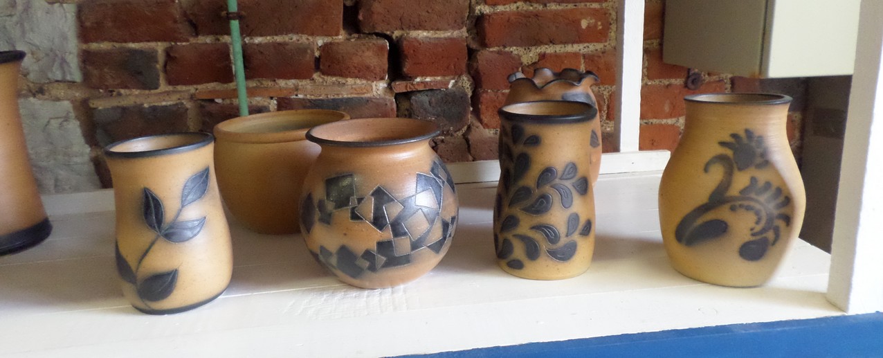 Musée de la Faïence et de la Poterie à Ferrière la Petite. Créations en grès brun. Cour des potiers.