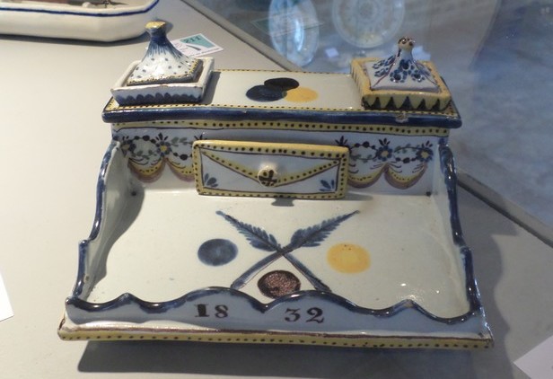 Musée de la Faïence et de la Poterie à Ferrière la Petite, écritoires Gibon. Cour des potiers.