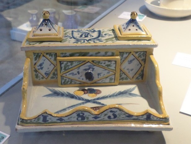 Musée de la Faïence et de la Poterie à Ferrière la Petite, écritoires Gibon. Cour des potiers.