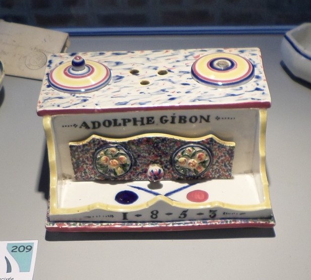 Musée de la Faïence et de la Poterie à Ferrière la Petite, écritoires Gibon. Cour des potiers.