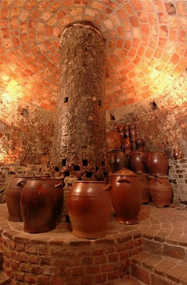 Le four bouteille, Musée de la Faïence et de la Poterie à Ferrière la Petite. Cour des potiers.