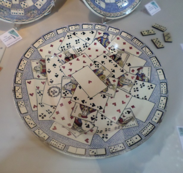 Musée de la Faïence et de la Poterie à Ferrière la Petite. Arts décoratifs : plats aux jeux de cartes et dominos. Cour des potiers.