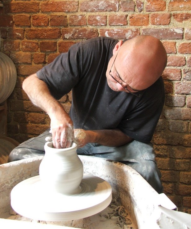 L'atelier de tournage du Musée de la Poterie à Ferrière la Petite