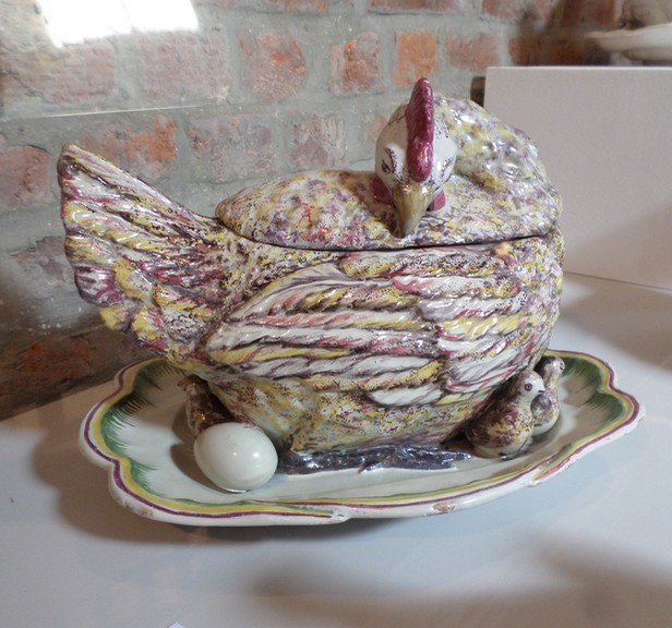  la Faïence et de la Poterie à Ferrière la Petite, les poules. Cour des potiers.