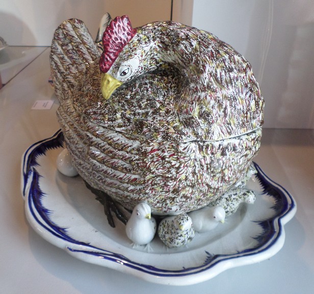  la Faïence et de la Poterie à Ferrière la Petite, les poules. Cour des potiers.