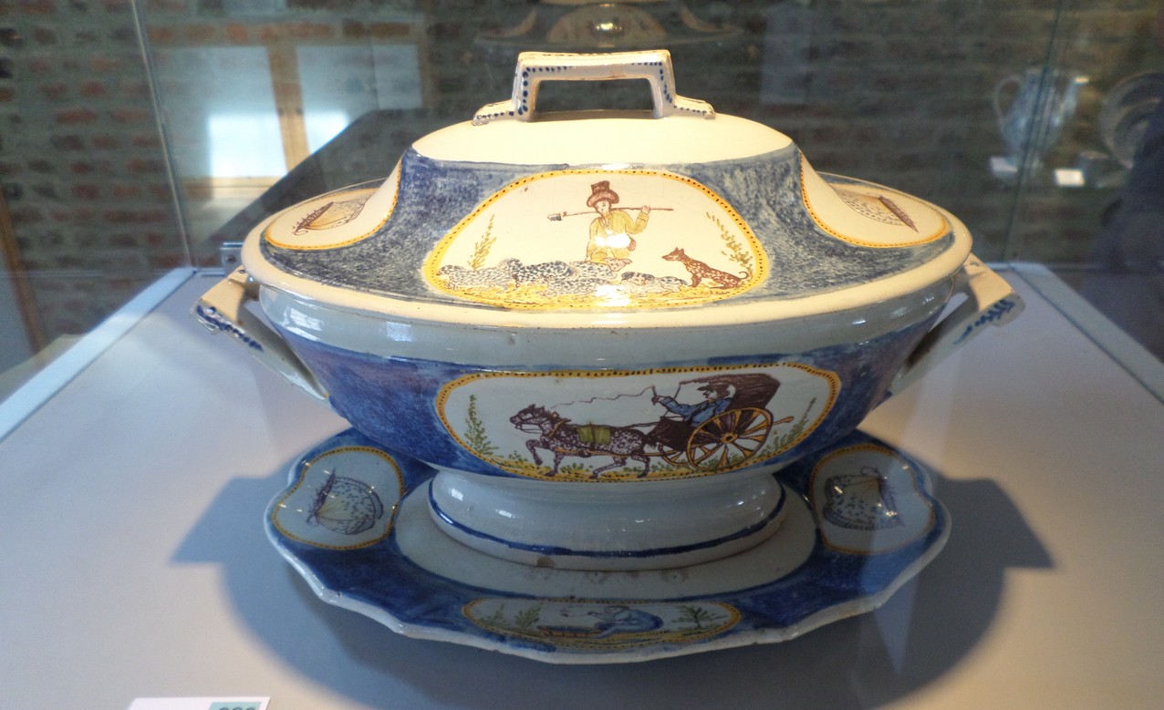 Musée de la Faïence et de la Poterie à Ferrière la Petite. Soupière I-J Mercier 1814. Cour des potiers.