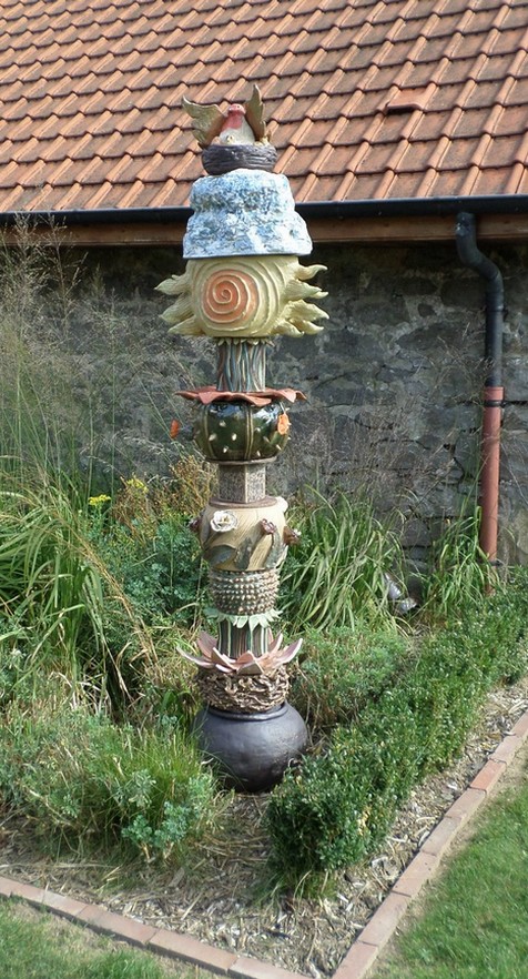 Musée de la Faïence et de la Poterie à Ferrière la Petite. Totem du Tricentenaire. Cour des potiers.