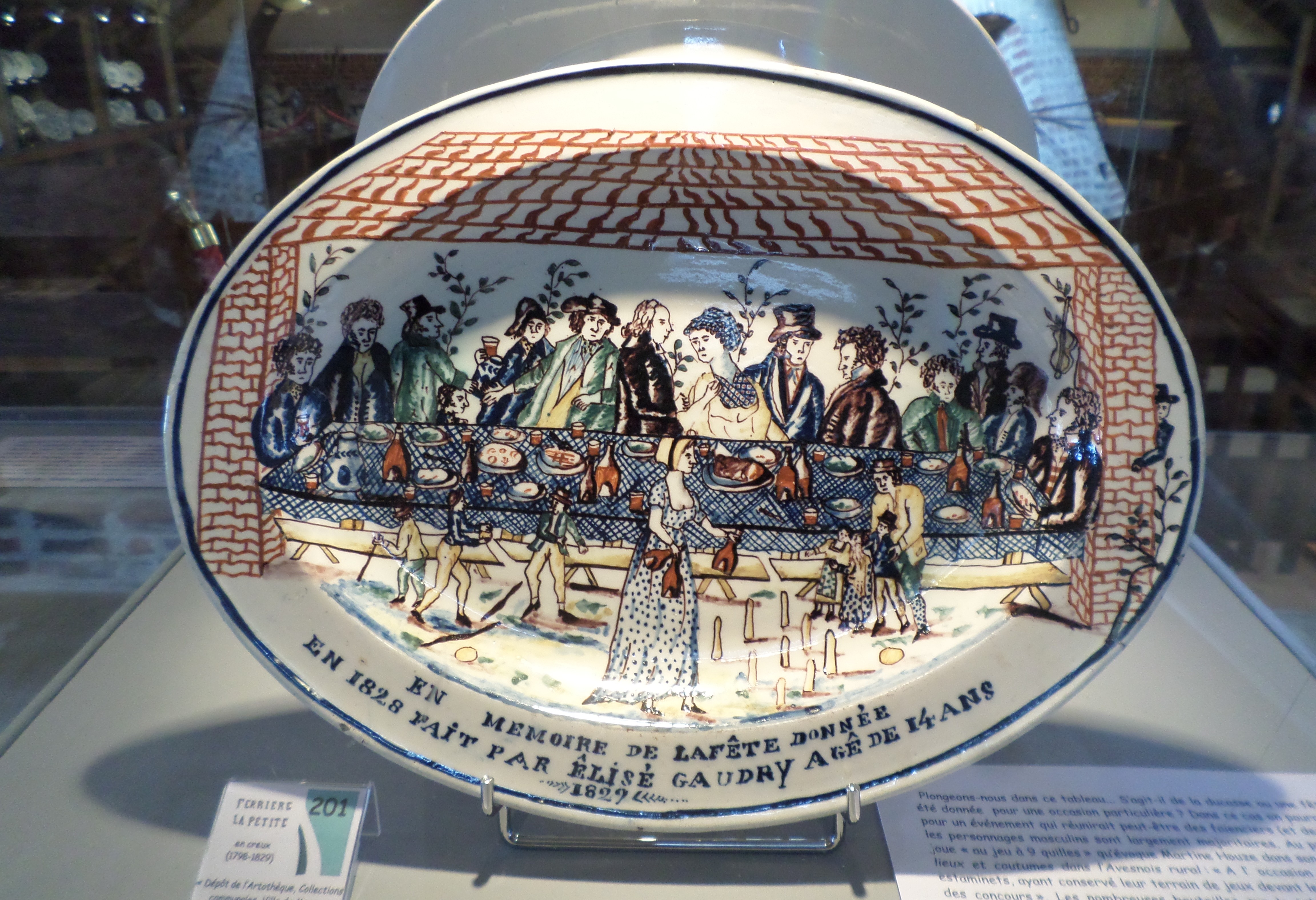 Musée de la Faïence et de la Poterie à Ferrière la Petite. Plat de fête. Cour des potiers.