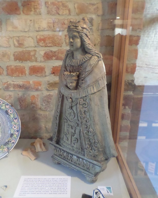 Musée de la Faïence et de la Poterie à Ferrière la Petite. Notre Dame de Liesse. Cour des potiers.