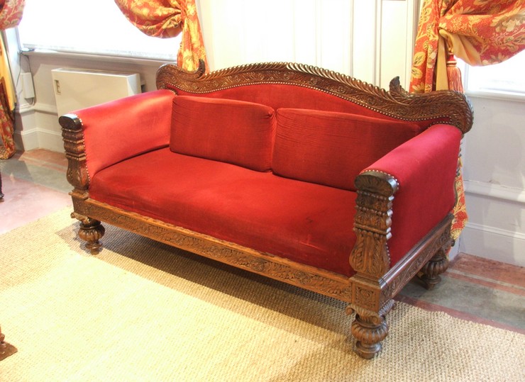 Sofa à trois places au musée Joseph François Dupleix de Landrecies