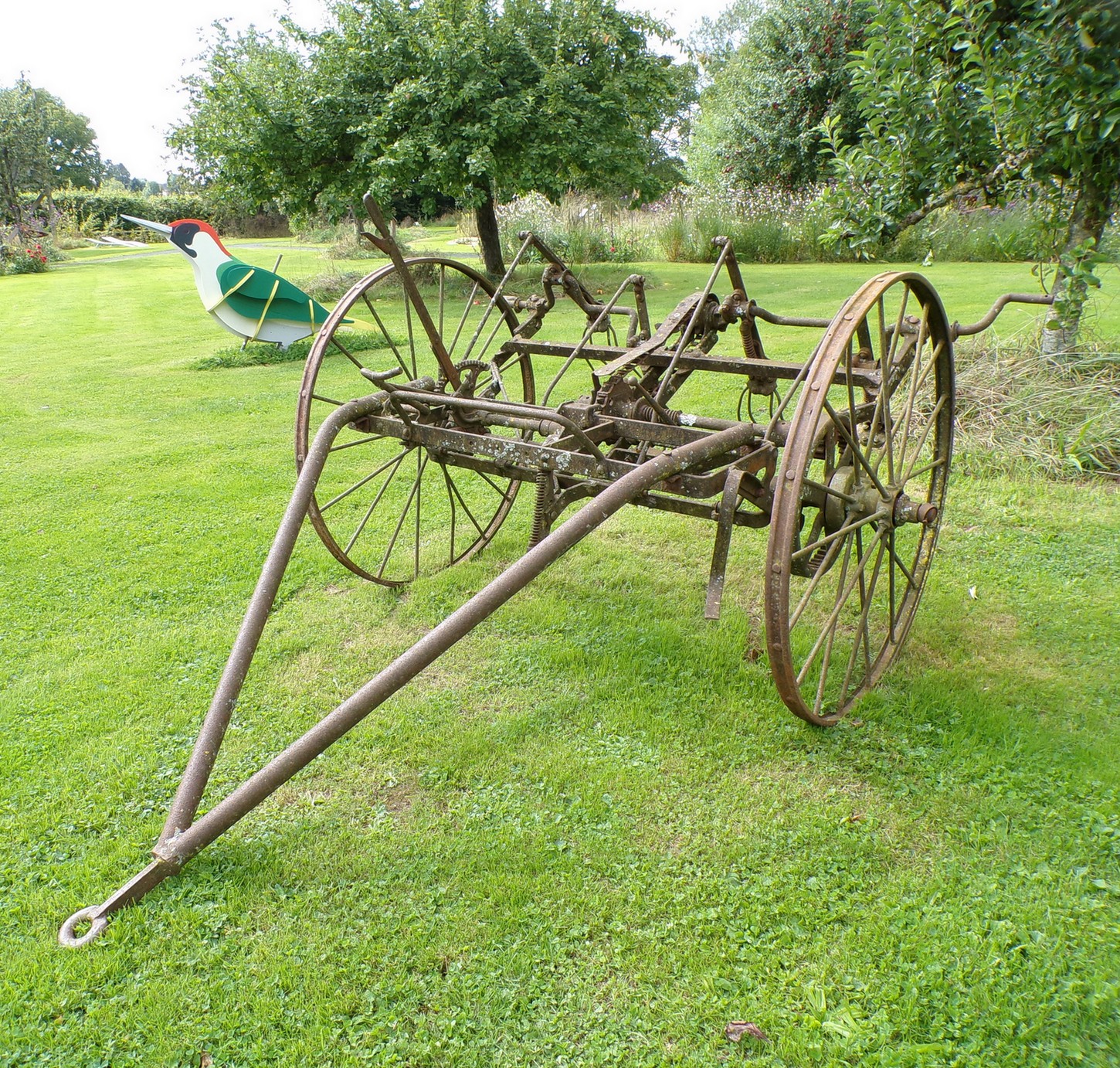 Maison du Bocage à Sains du Nord, ancienne machine agricole