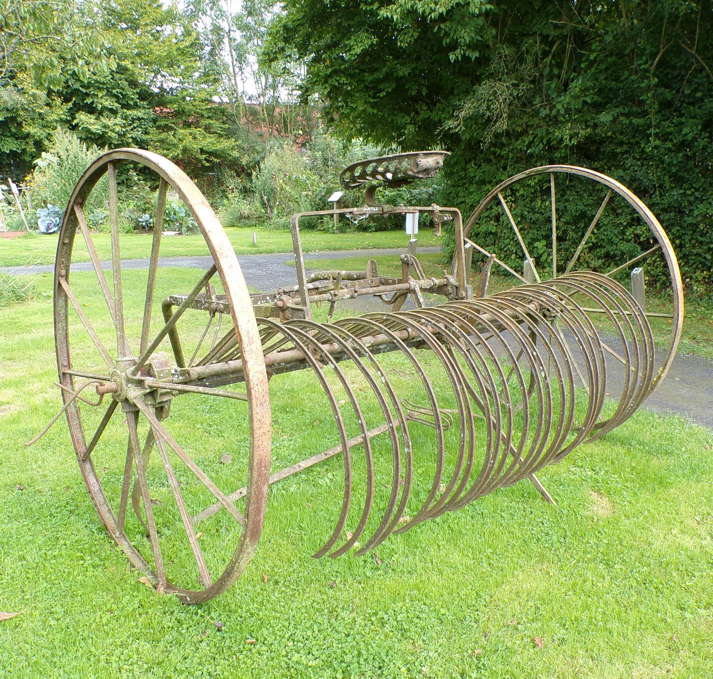Maison du Bocage à Sains du Nord, ancienne machine agricole
