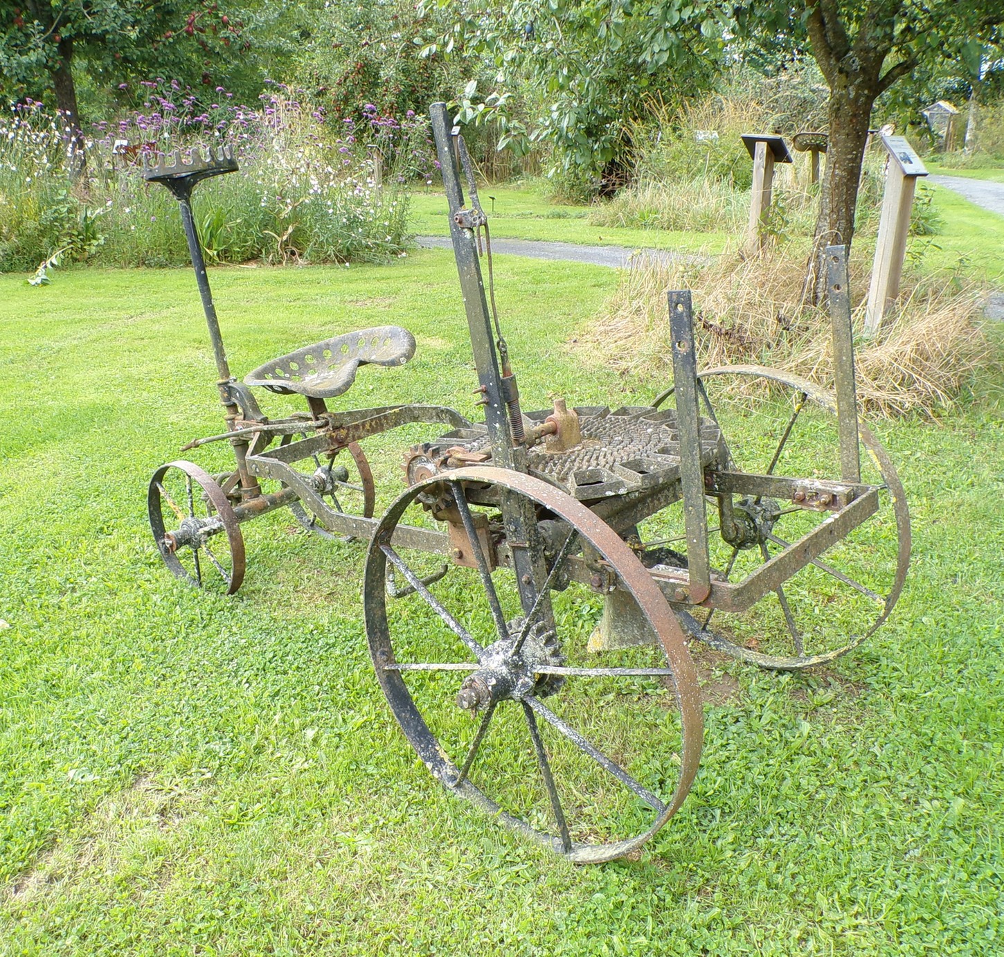 Maison du Bocage à Sains du Nord, ancienne machine agricole