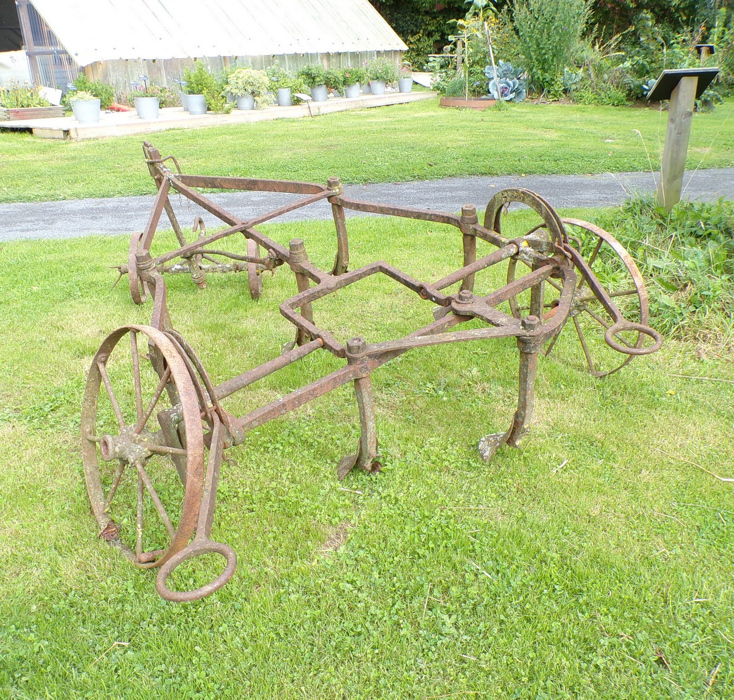 Maison du Bocage à Sains du Nord, ancienne machine agricole