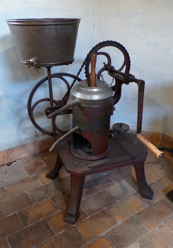 Maison du Bocage à Sains du Nord, matériel lait, beurre