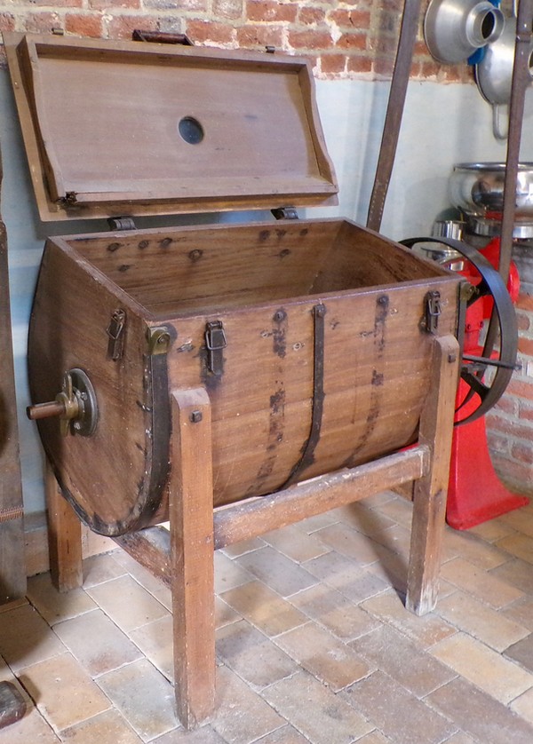 Maison du Bocage à Sains du Nord, matériel lait, beurre