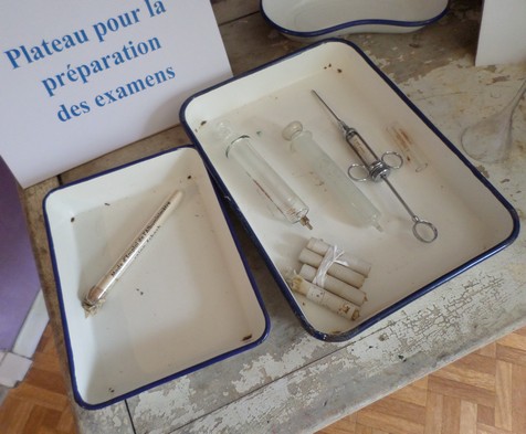 Musée du Sanatorium de Felleries-Liessies, plateau à seringues.