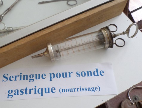 Musée du Sanatorium de Felleries-Liessies, seringue-sonde.