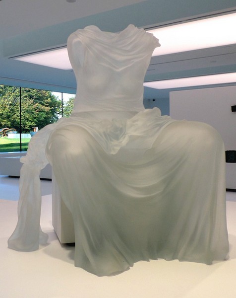 MUSVERRE, Musée du verre de Sars-Poteries, Robe de l'artiste américaine Karen La Monte