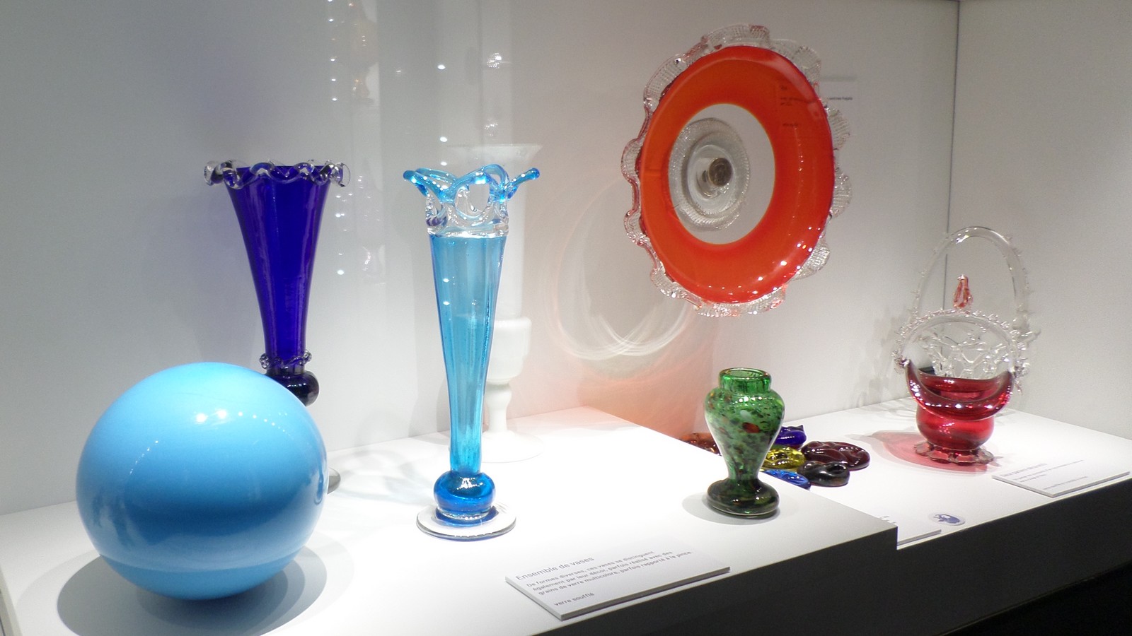 MUSVERRE, Musée du verre de Sars-Poteries, vitine de bousillés