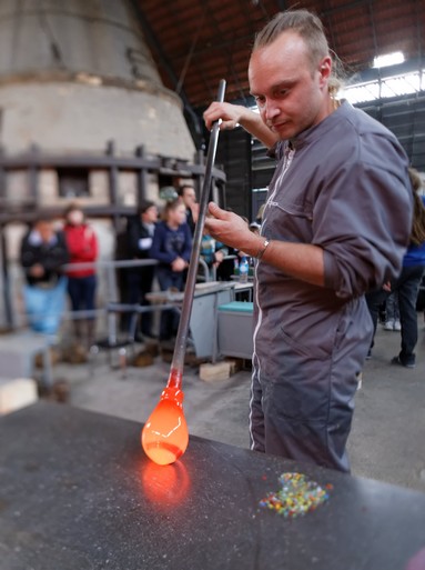 Atelier musée du Verre à Trélon. Artisan Verrier