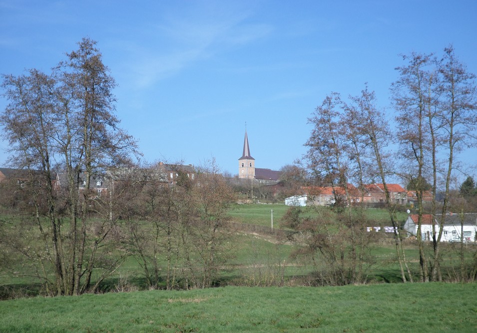Le village d'Obrechies vu de la Voie Verte