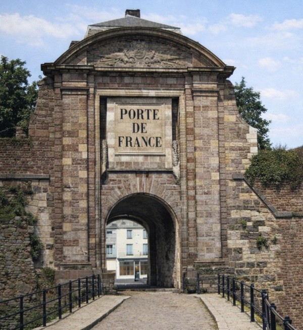 La porte de France côté campagne à Avesnes-sur-Helpe