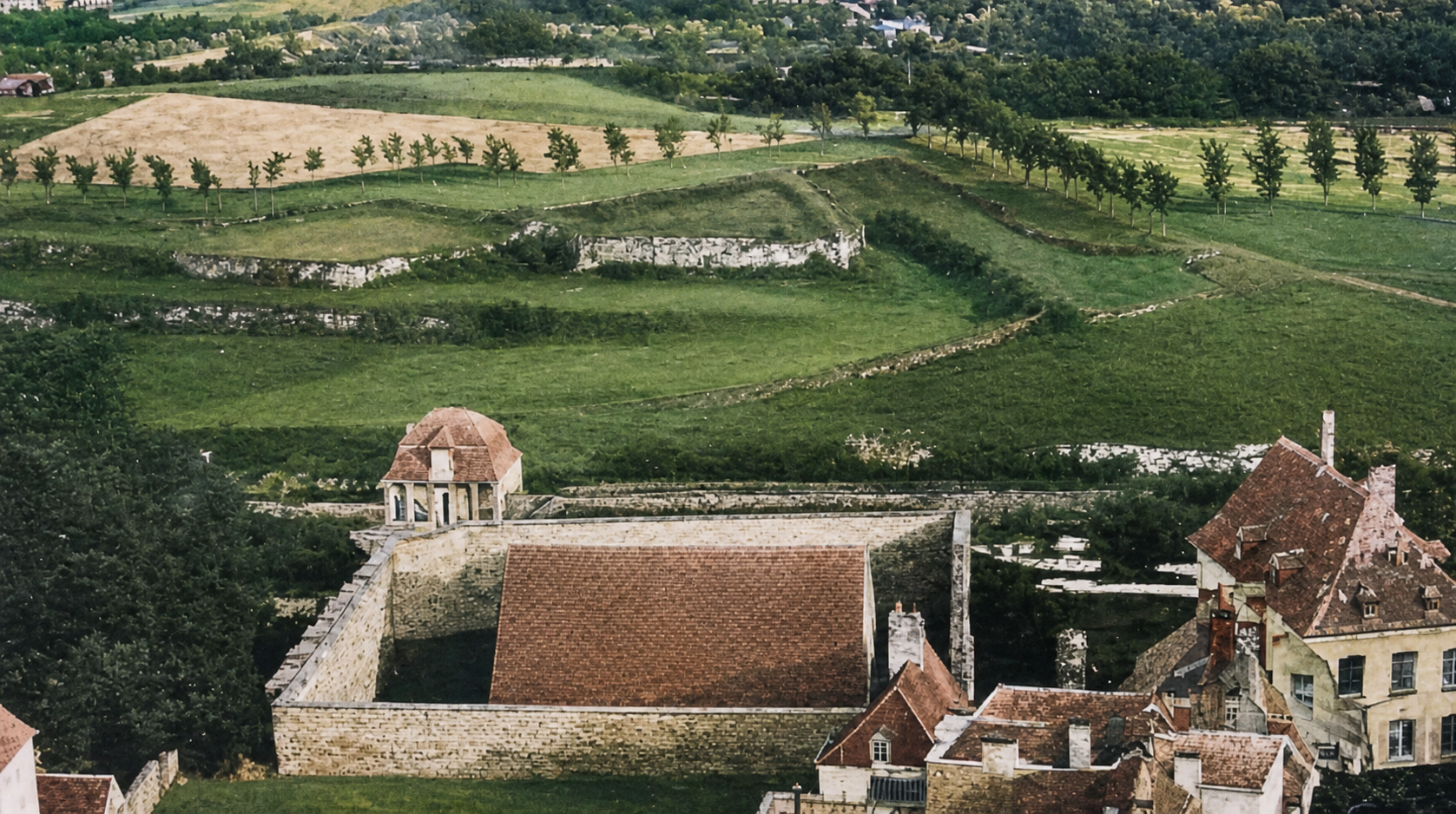 La poudrière vue du clocher de la collégiale
