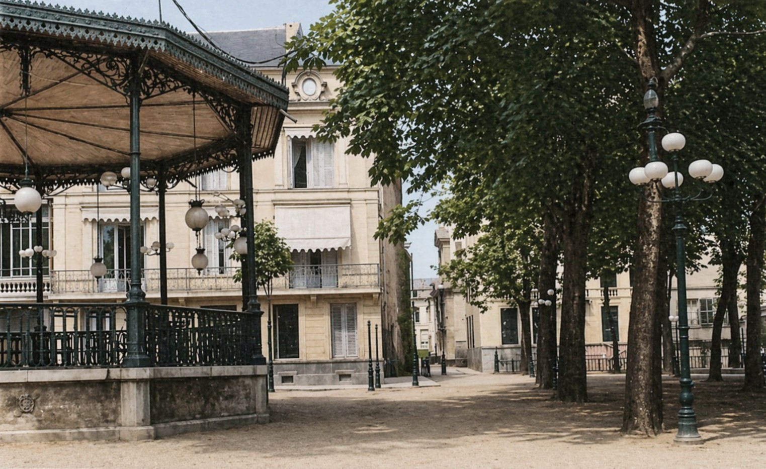 Chapelle en arrière-plan de la Caisse d'Épargne