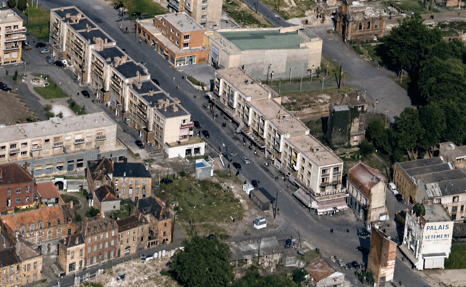 Vue aérienne de Maubeuge au début des années 1950