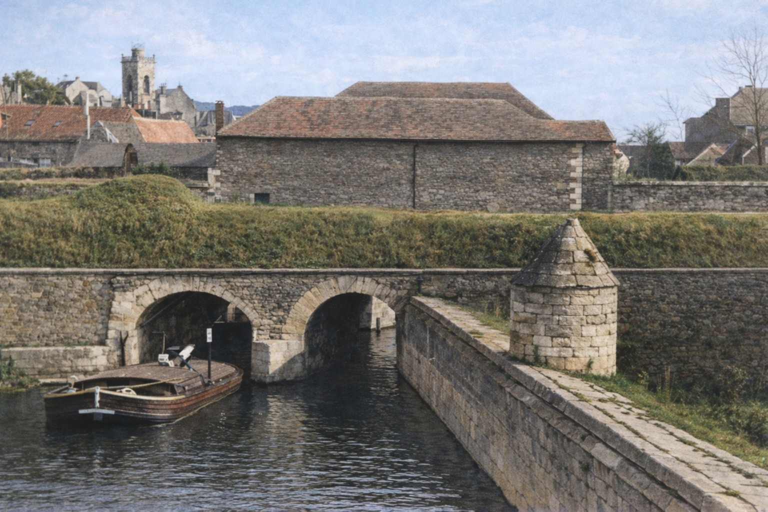 Porte d'entrée des eaux côté campagne
