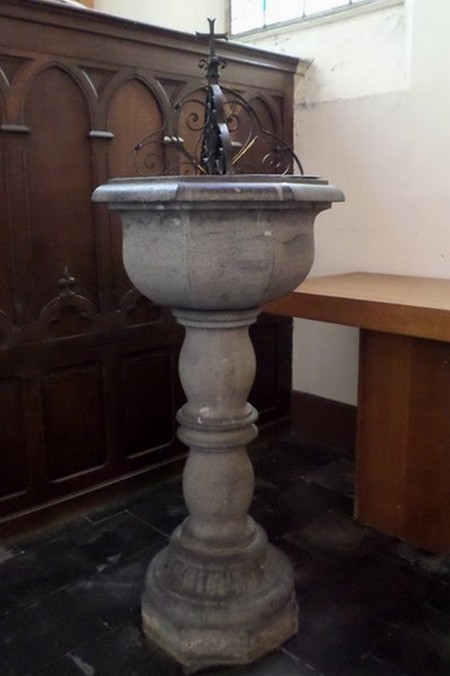 Eglise de Poix du Nord, les fonts baptismaux.