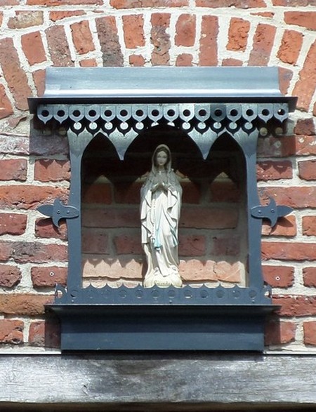 Niche  située rue de la république à Poix du Nord.