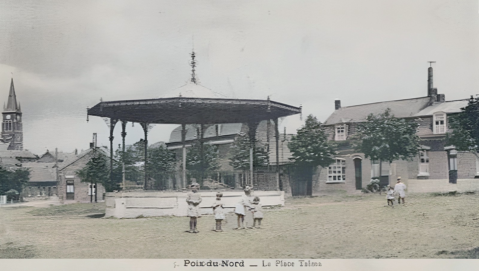 La place et l'ancien kiosque de Poix du Nord.